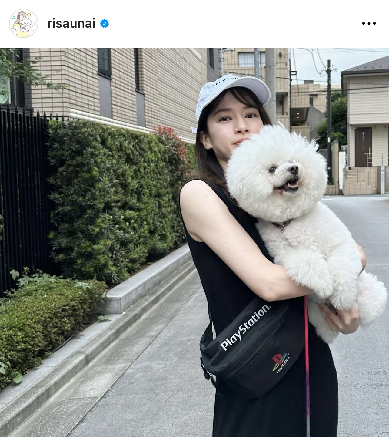 愛犬「ローリー」を抱える宇内梨沙アナウンサー（宇内梨沙アナウンサーのインスタグラムから）