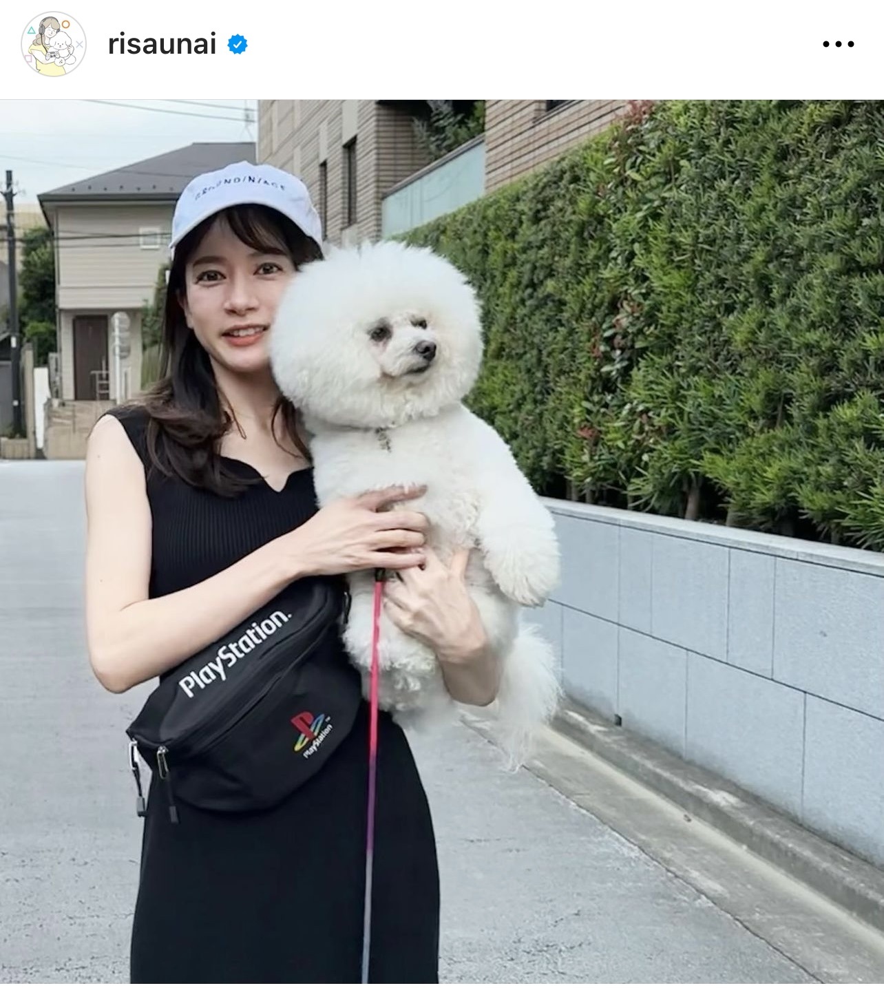 愛犬「ローリー」を抱える宇内梨沙アナウンサー（宇内梨沙アナウンサーのインスタグラムから）