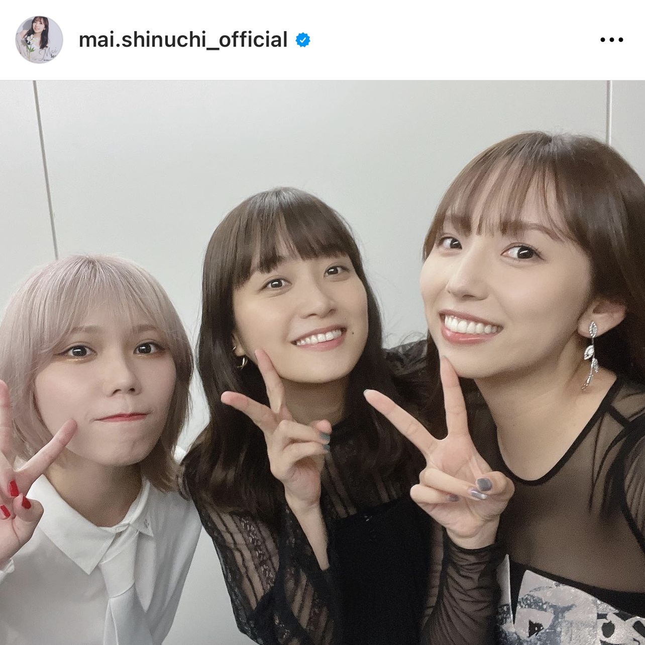深川麻衣（中央）と川後陽菜（左）とスリーショットを撮る新内眞衣（新内眞衣のインスタグラムから）