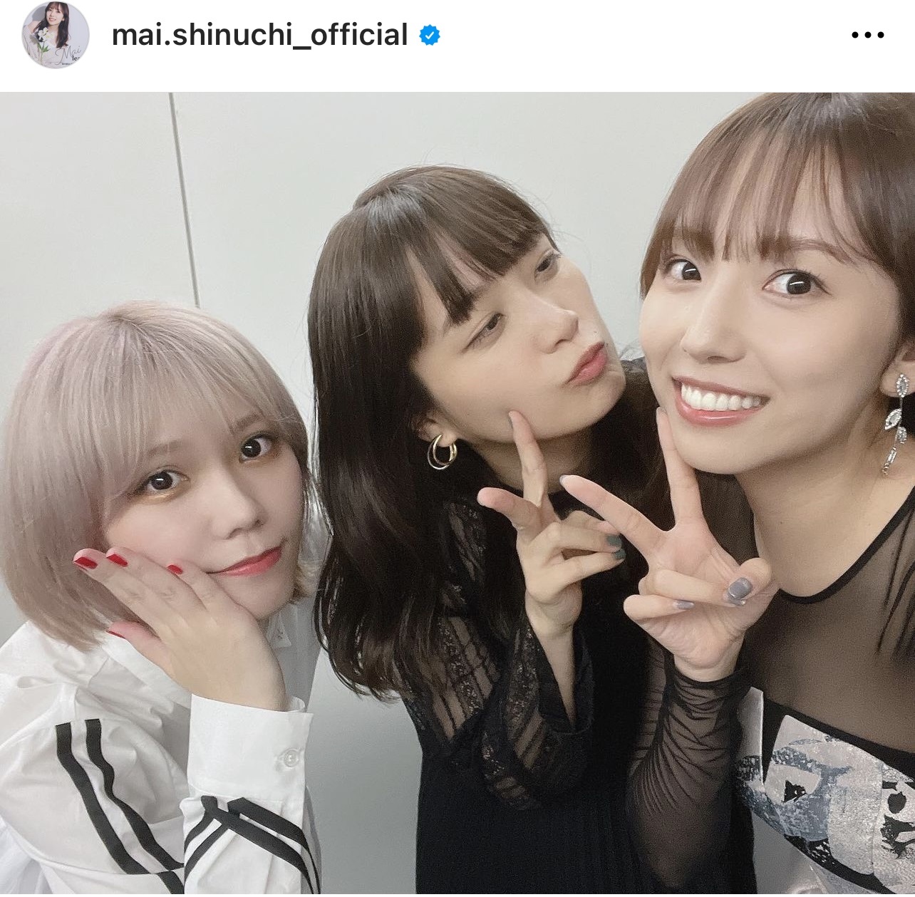 深川麻衣（中央）と川後陽菜（左）とスリーショットを撮る新内眞衣（新内眞衣のインスタグラムから）