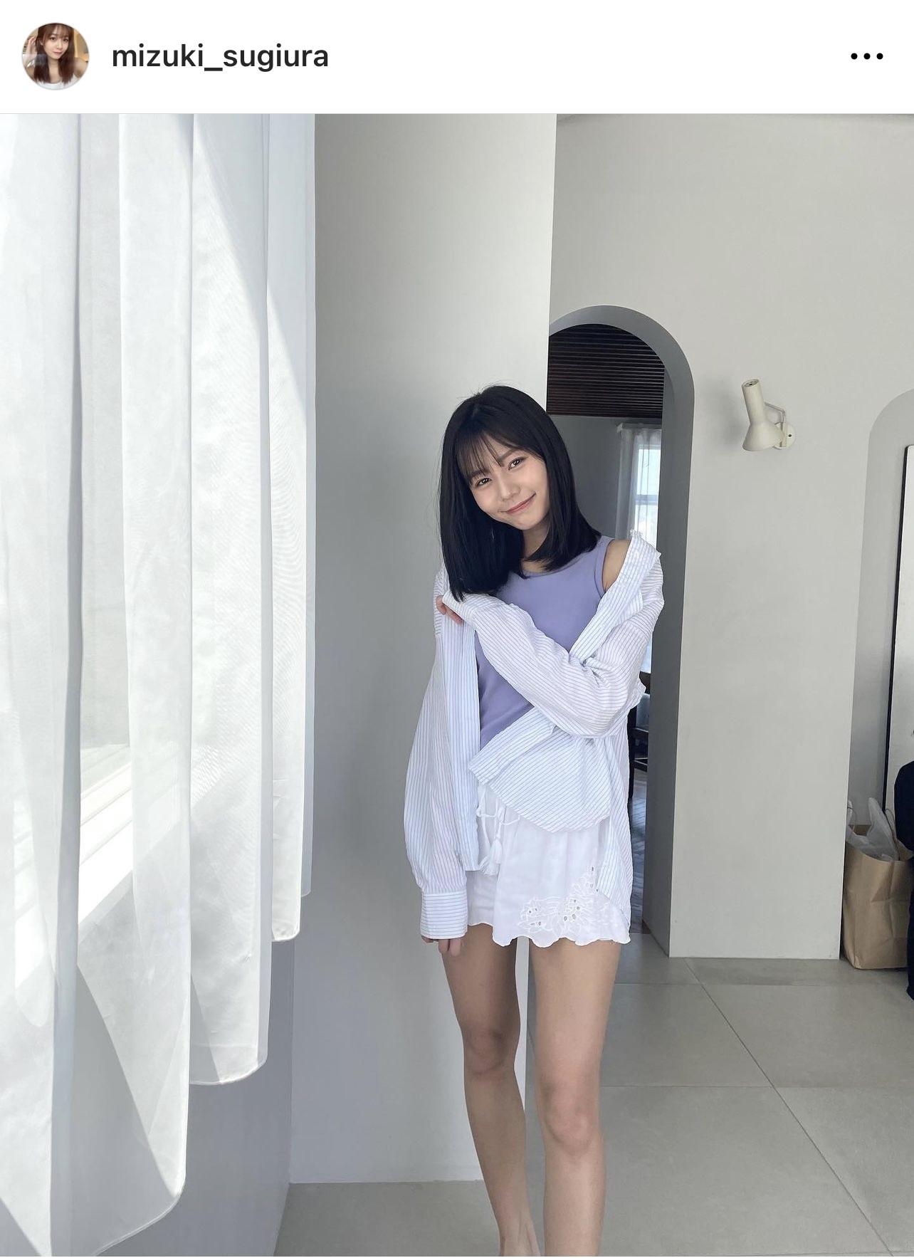 杉浦みずきが登場した「週刊ヤングジャンプ」のオフショット（杉浦みずきのインスタグラムから）