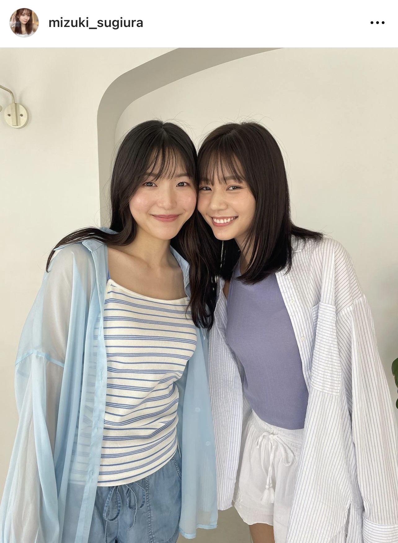 塩川菜摘と顔を寄せ合う杉浦みずき「週刊ヤングジャンプ」のオフショット（杉浦みずきのインスタグラムから）