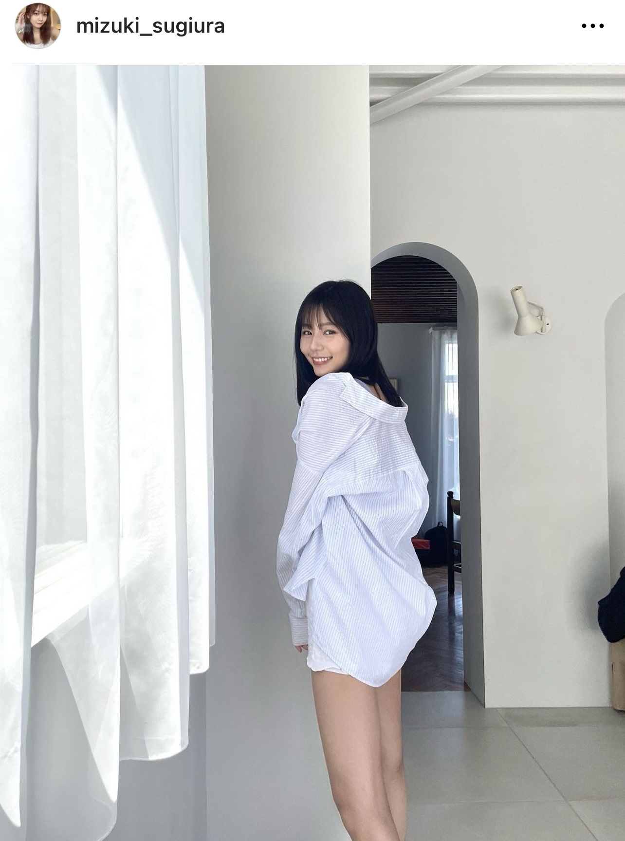 杉浦みずきが登場した「週刊ヤングジャンプ」のオフショット（杉浦みずきのインスタグラムから）