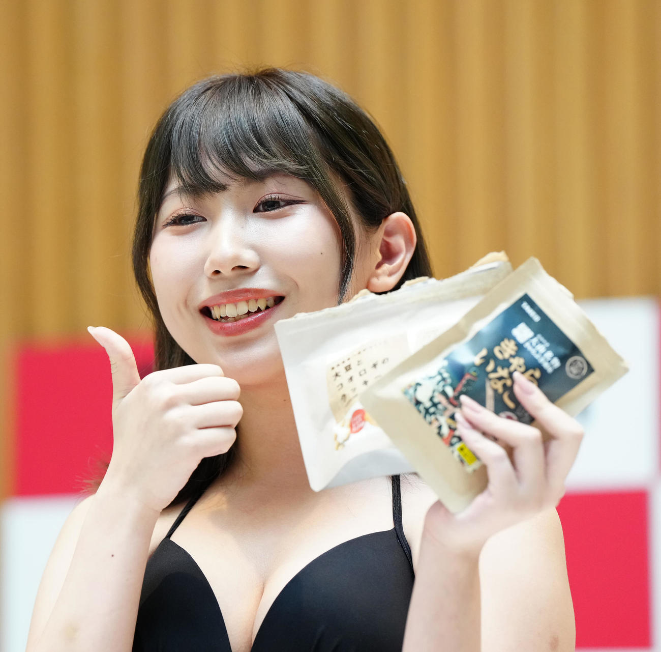 「ミスFLASH2024選考オーディション候補者50名」発表会見で昆虫食を食べる野村林可（撮影・江口和貴）