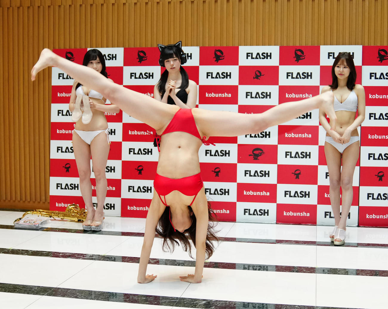 「ミスFLASH2024選考オーディション候補者50名」発表会見で側転する磯貝花音（撮影・江口和貴）