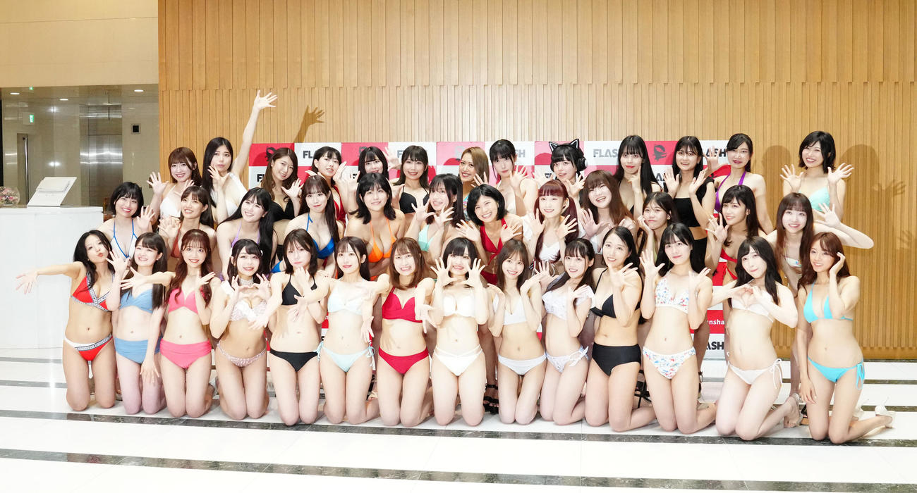 「ミスFLASH2024選考オーディション候補者50名」発表会見で集合写真に納まる候補者たち（撮影・江口和貴）