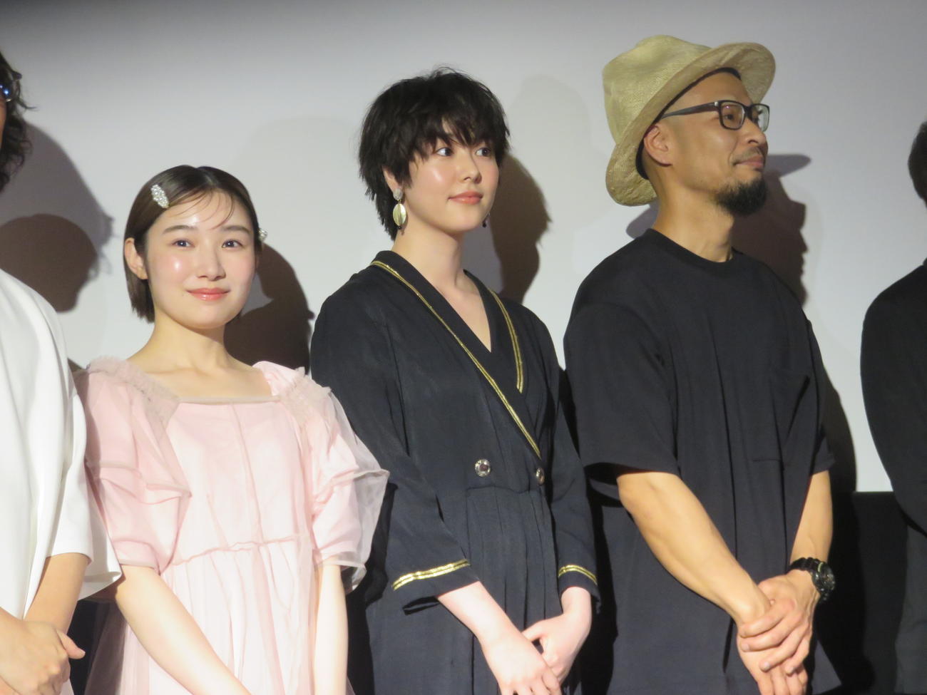 映画「無情の世界」の舞台あいさつに出席した、左から白石優愛、唐田えりか、渡部龍平