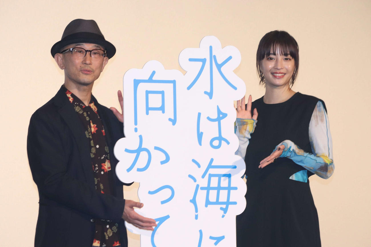 映画「水は海に向かって流れる」舞台あいさつに登壇した、前田哲監督（左）と広瀬すず（撮影・加藤理沙）