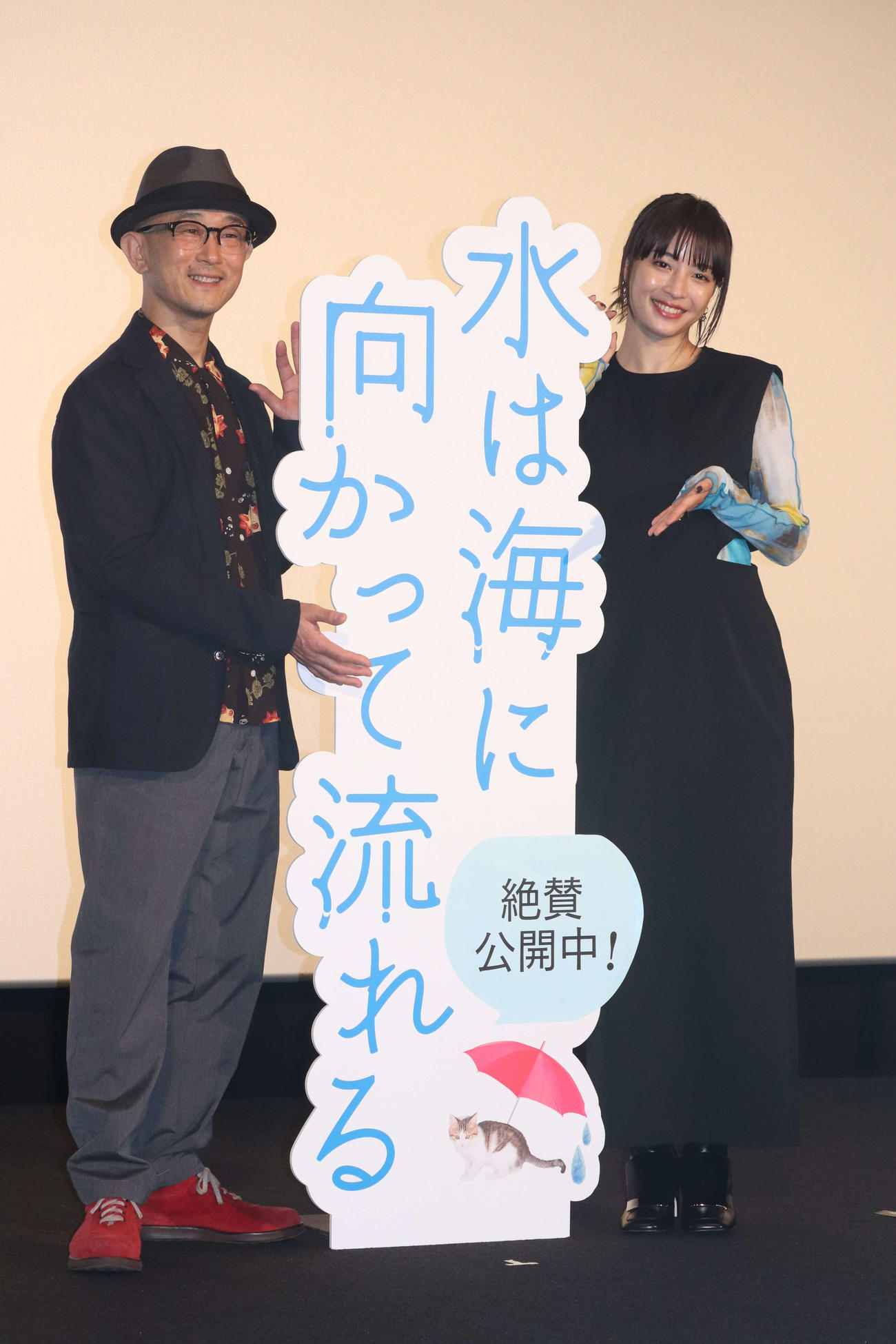 映画「水は海に向かって流れる」舞台あいさつに登壇した、前田哲監督（左）と広瀬すず（撮影・加藤理沙）