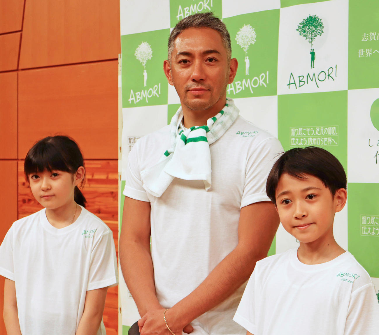植樹プロジェクト「ABMORI2023」のセレモニーに出席した、左から市川ぼたん、市川團十郎、市川新之助