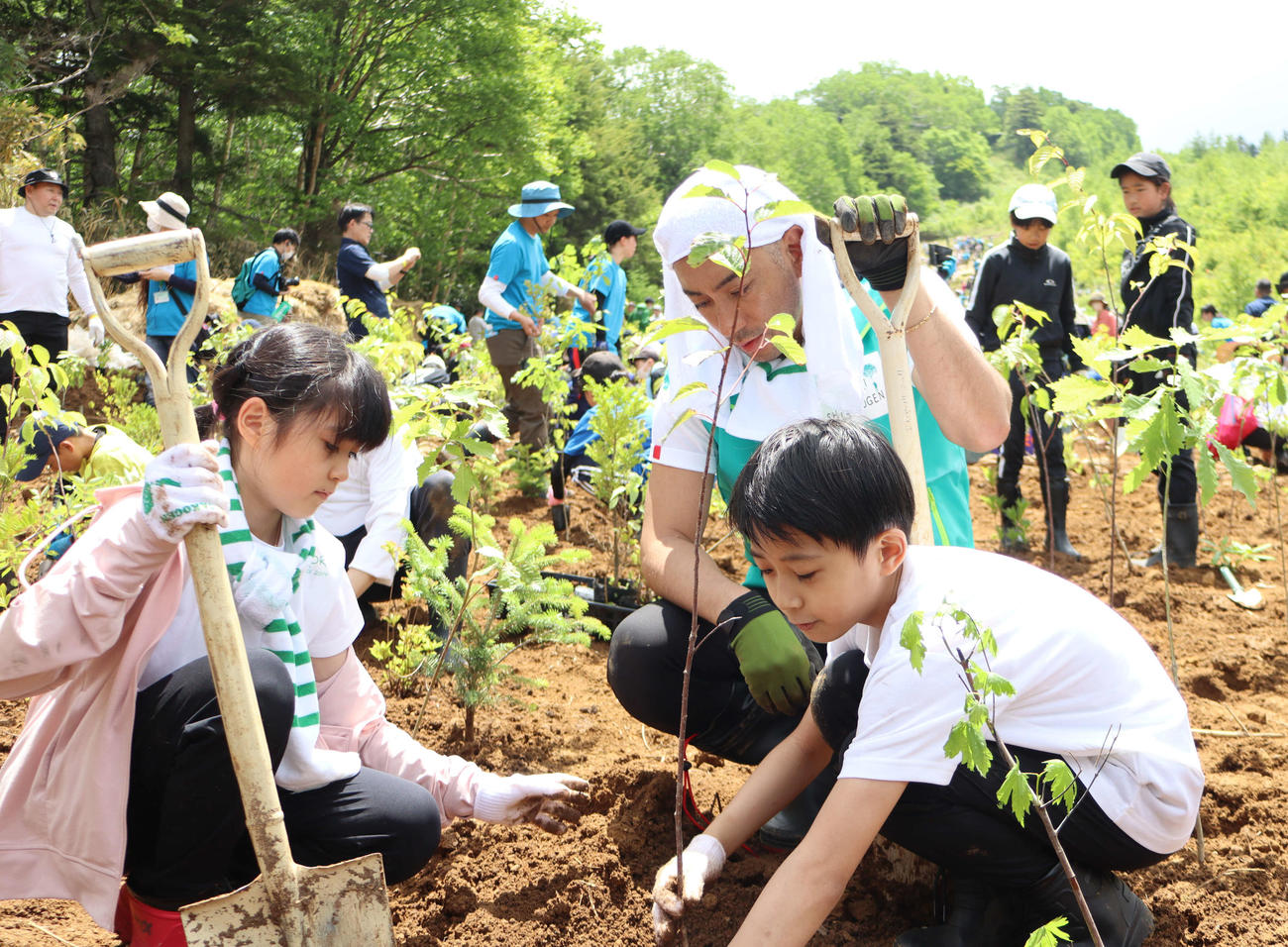 植樹プロジェクト「ABMORI2023」で植樹を行う、左から市川ぼたん、市川團十郎、市川新之助