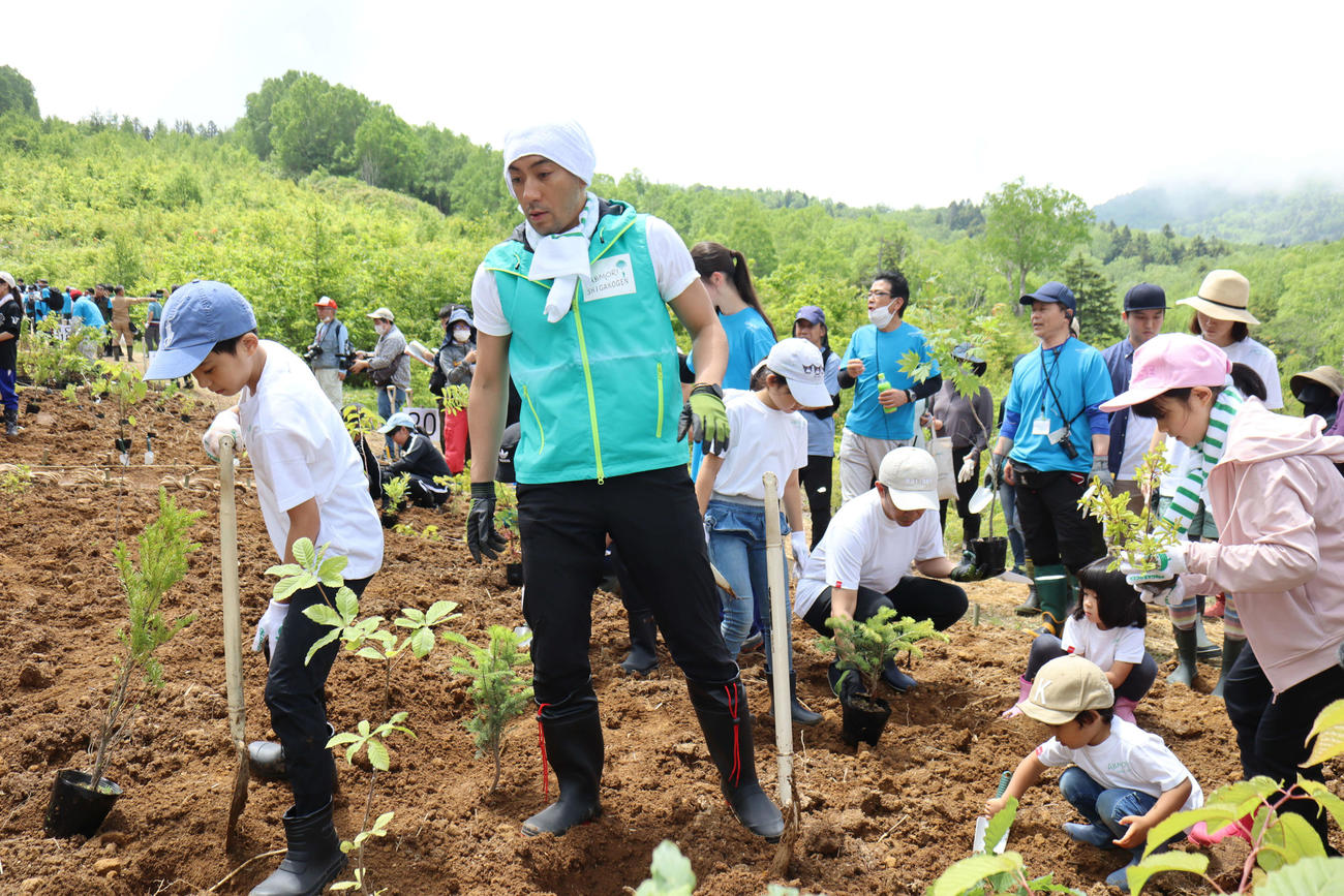 植樹プロジェクト「ABMORI2023」で植樹を行う市川團十郎（中央）、市川新之助（左）。右端は市川ぼたん