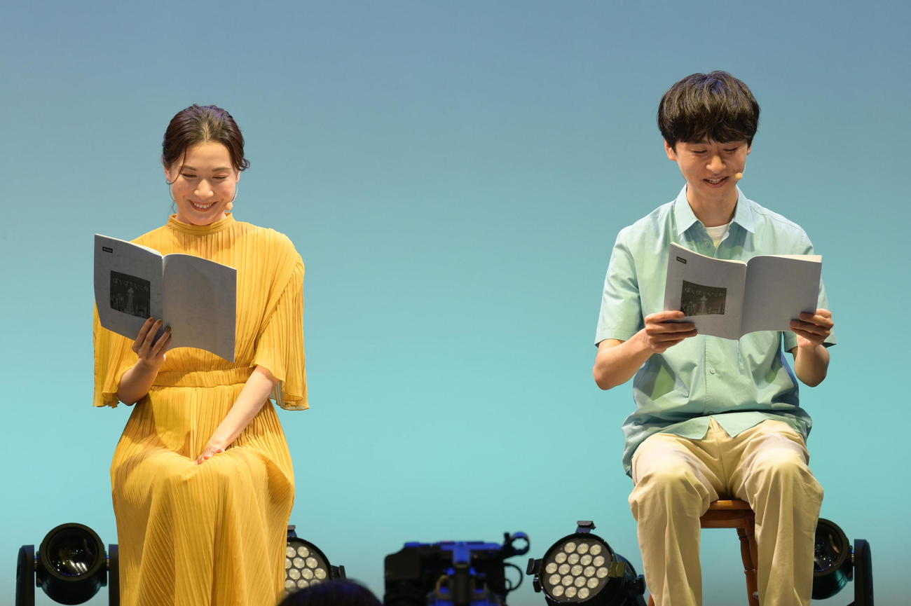 「アミューズ」の第45期定時株主総会に出演した、村川絵梨（左）と橋本淳