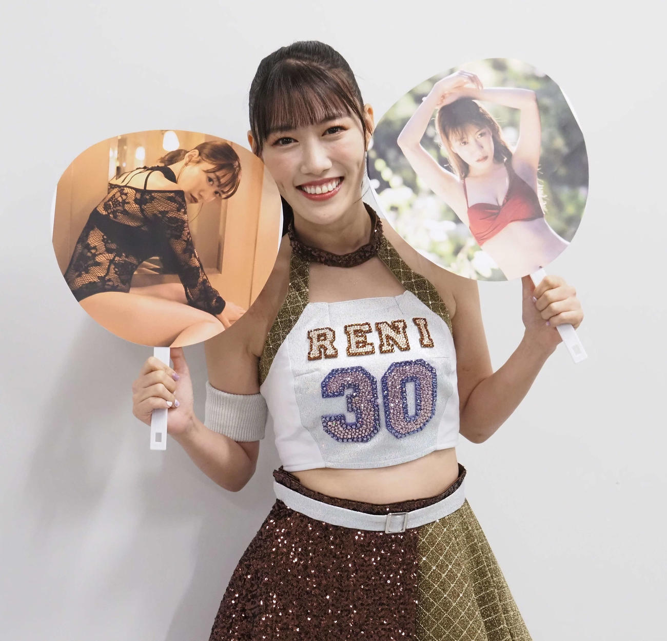 写真集のカットがプリントされたうちわを手に笑顔を見せる、ももいろクローバーZ高城れに（撮影・遠藤尚子）