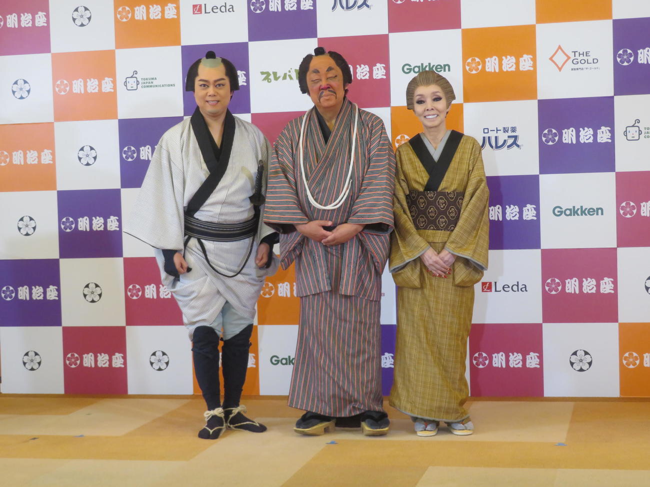 「梅沢富美男劇団　梅沢富美男・研ナオコ特別公演　三山ひろし特別公演」の合同取材会に出席した（左から）三山ひろし、梅沢富美男、研ナオコ（撮影・横山慧）