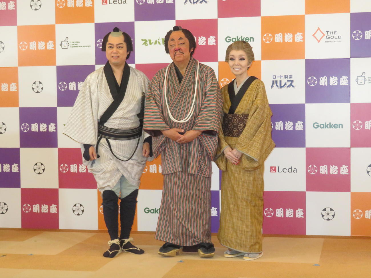 「梅沢富美男劇団　梅沢富美男・研ナオコ特別公演　三山ひろし特別公演」の合同取材会に出席した（左から）三山ひろし、梅沢富美男、研ナオコ（撮影・横山慧）