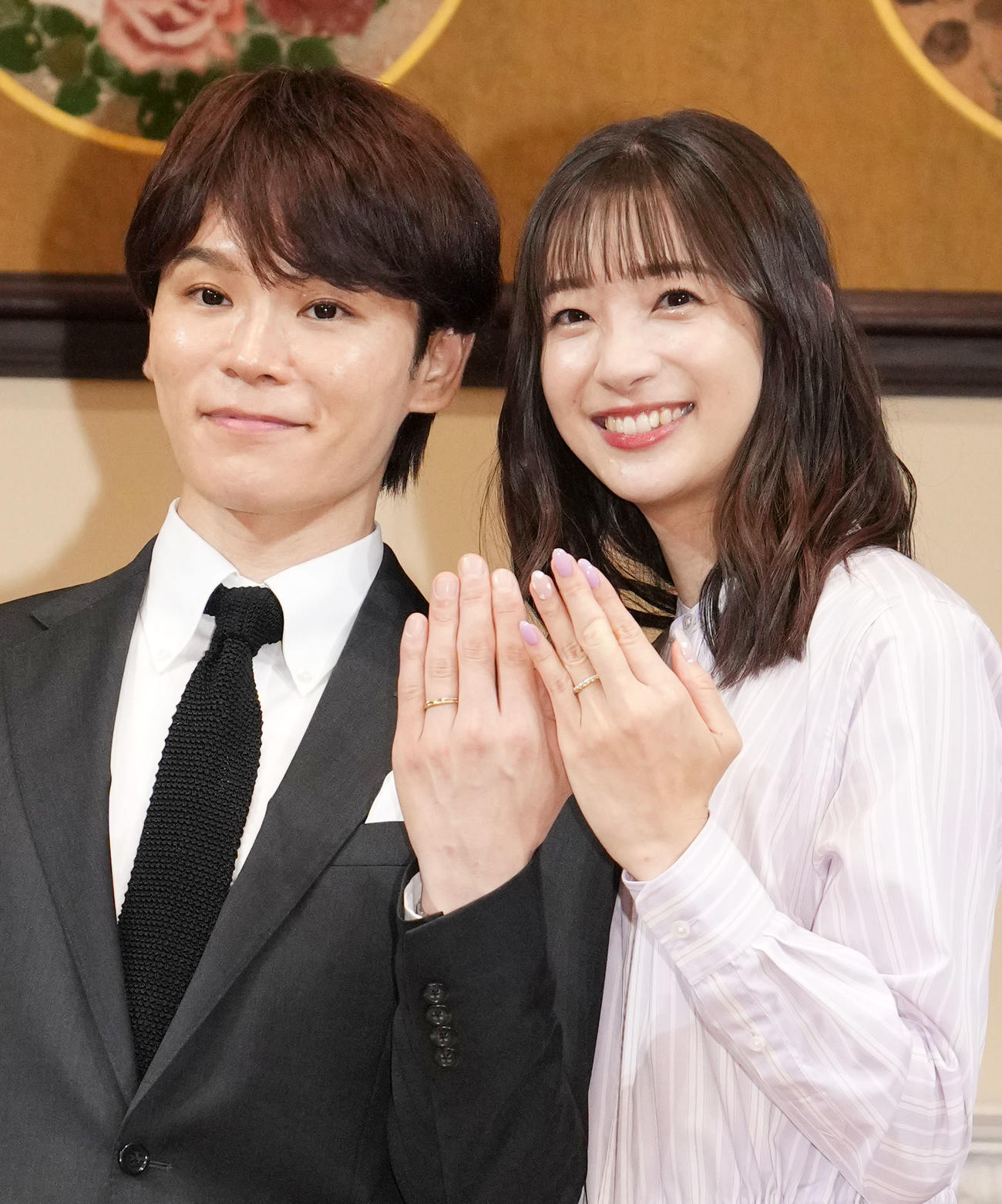 指輪を見せる笑顔の足立梨花（右）とHANDSIGNのTATSU（撮影・横山健太）
