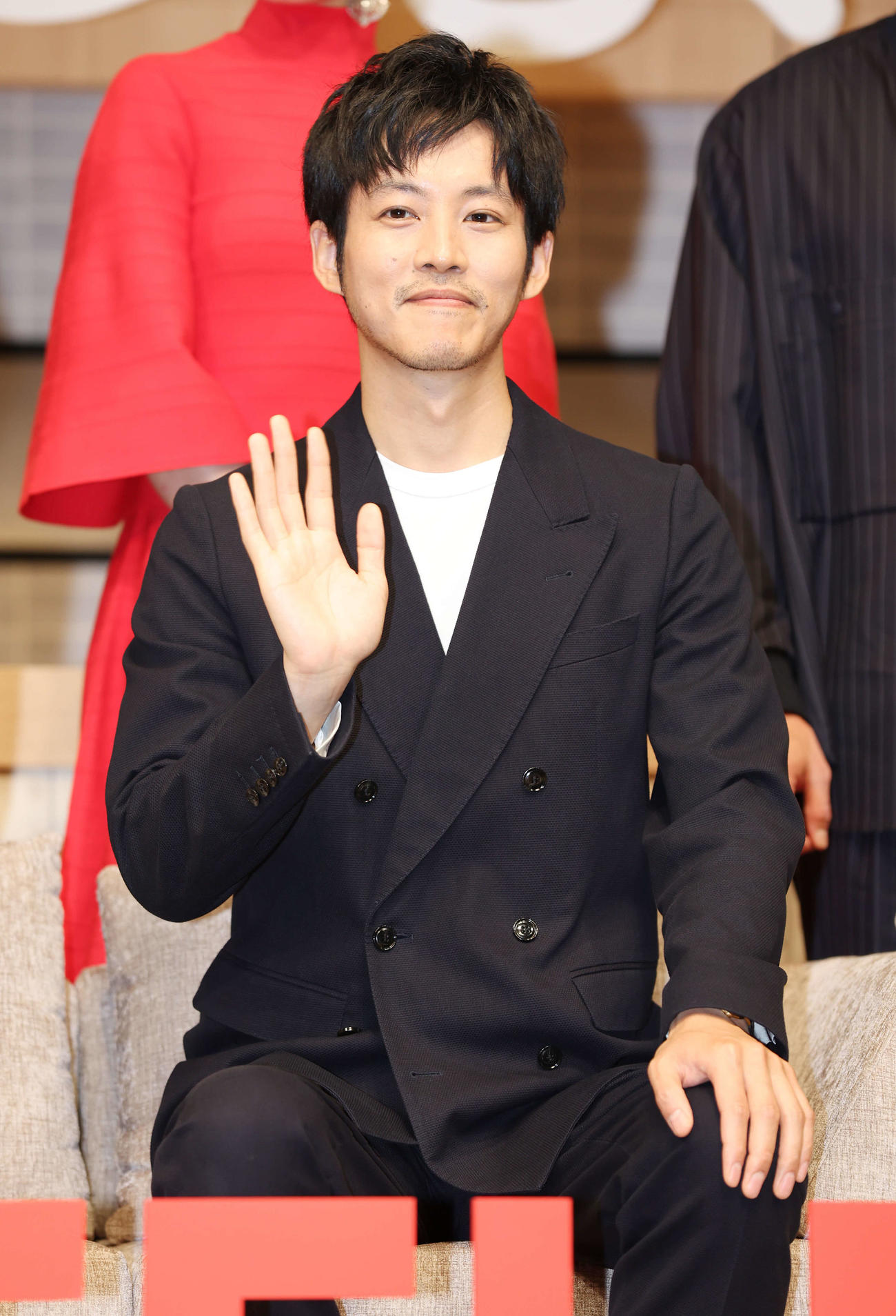 Netflixシリーズ「離婚しようよ」配信記念イベントで手を振る松坂桃李（撮影・宮地輝）