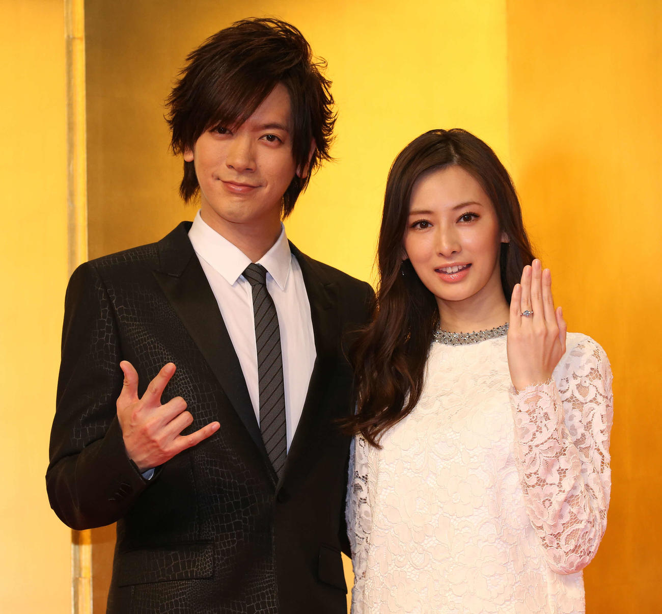 結婚報告記者会見を終えて写真に納まるDAIGOと北川景子（2016年1月撮影）