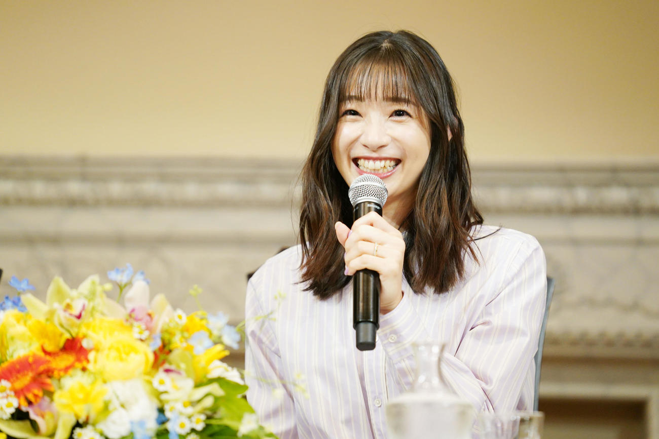 結婚会見で笑顔を見せる足立梨花（撮影・横山健太）