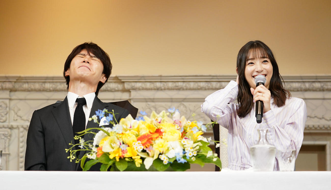 結婚会見で笑顔の足立梨花（右）と困った表情のHANDSIGNのTATSU（撮影・横山健太）