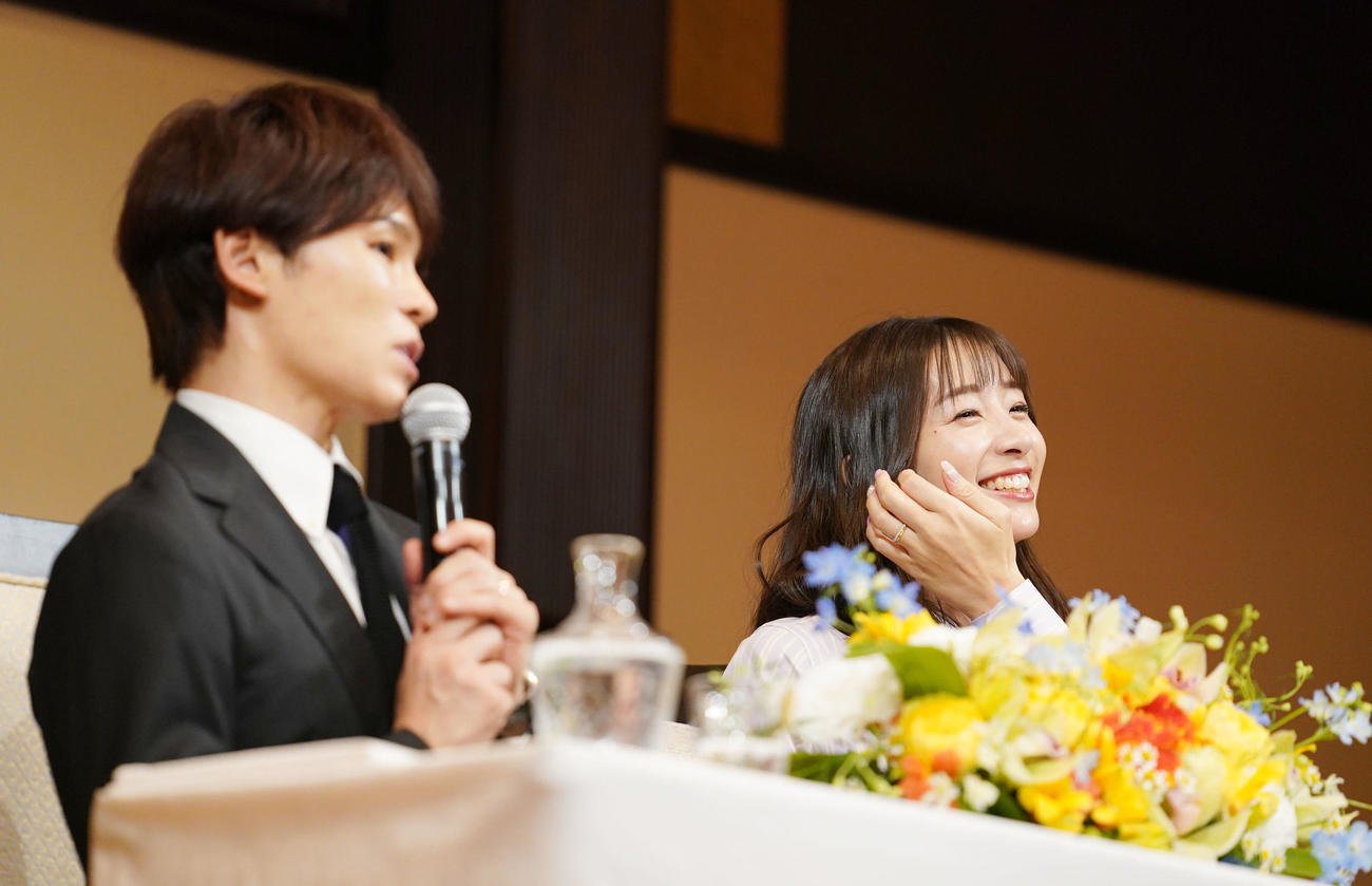 結婚会見で笑顔を見せる足立梨花（右）。左はHANDSIGNのTATSU（撮影・横山健太）