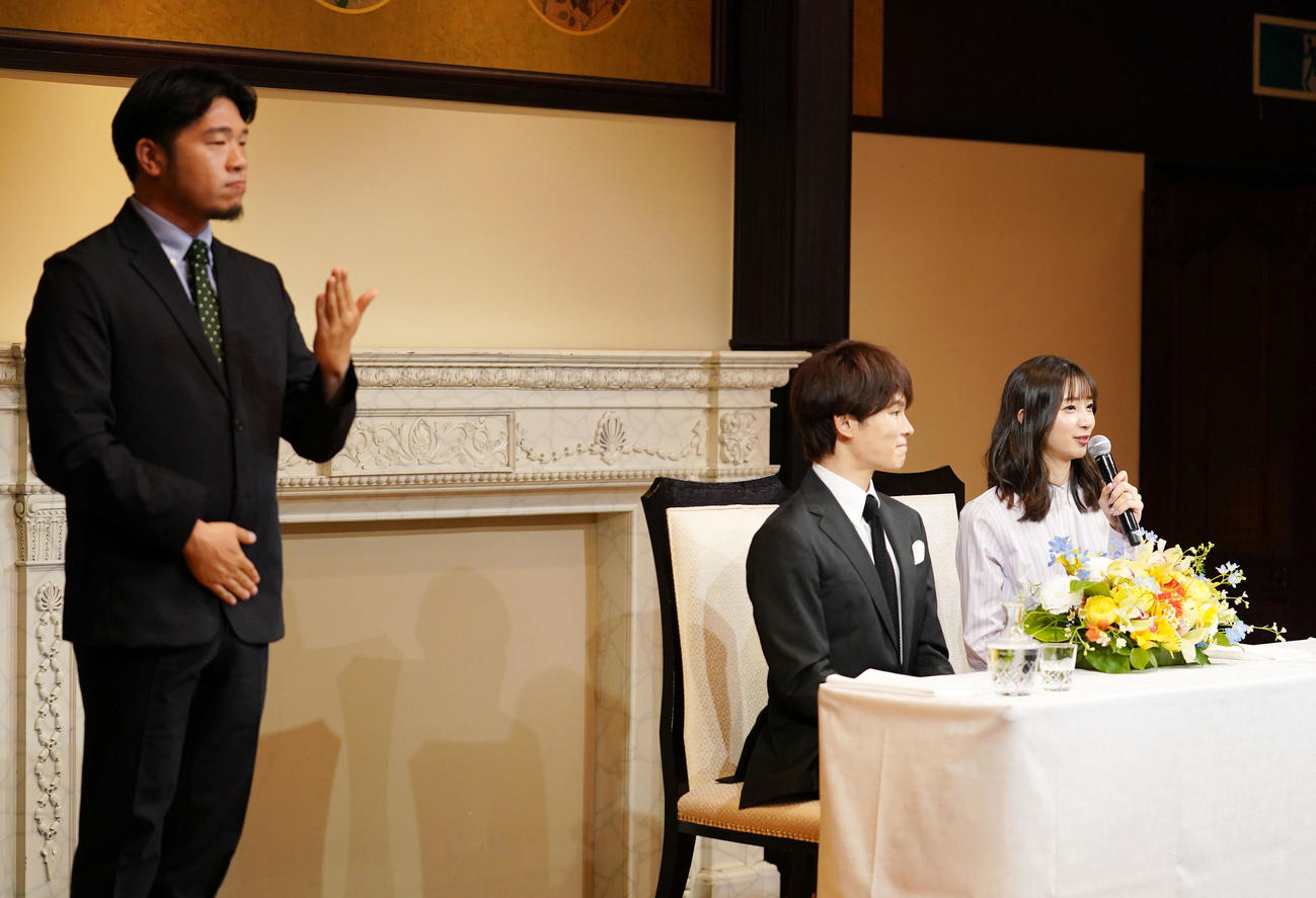 手話を使って結婚会見をする足立梨花（右）とHANDSIGNのTATSU（撮影・横山健太）