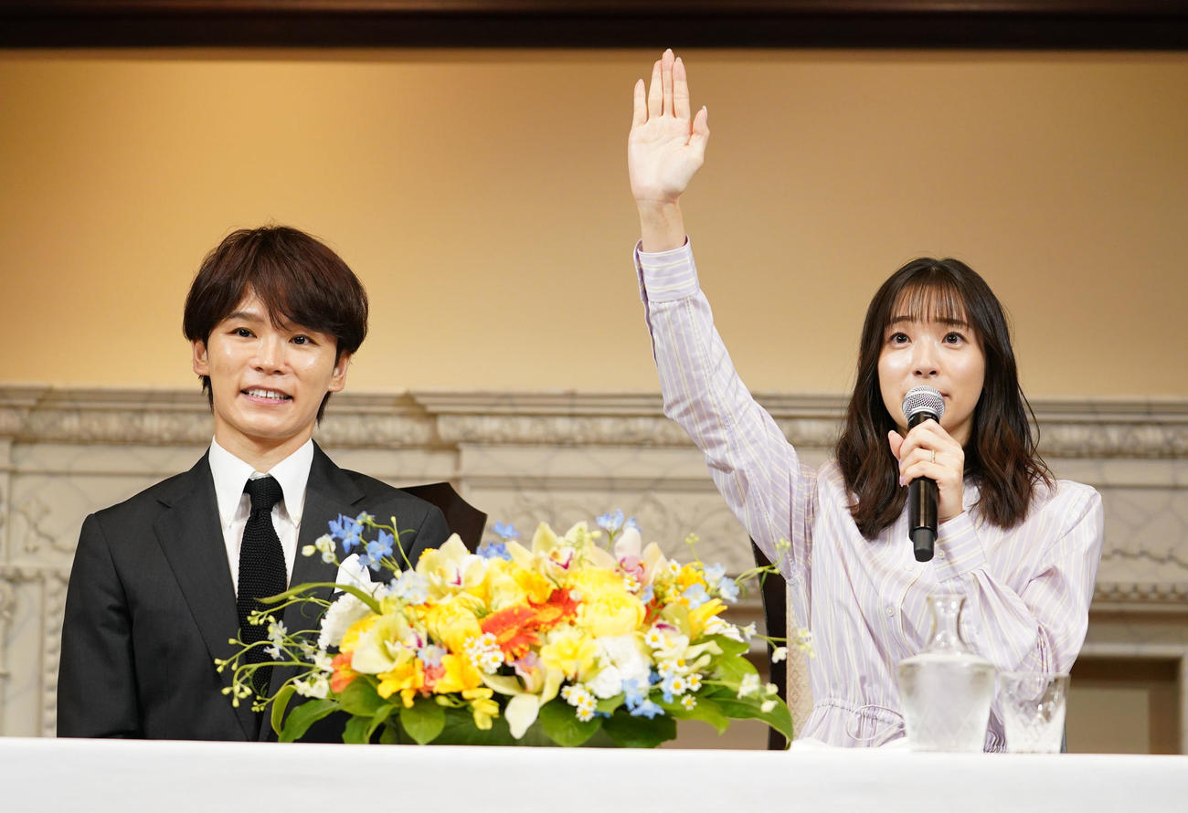 会見中に事務所の先輩の和田アキ子に結婚報告する足立梨花。左はTATSU（撮影・横山健太）