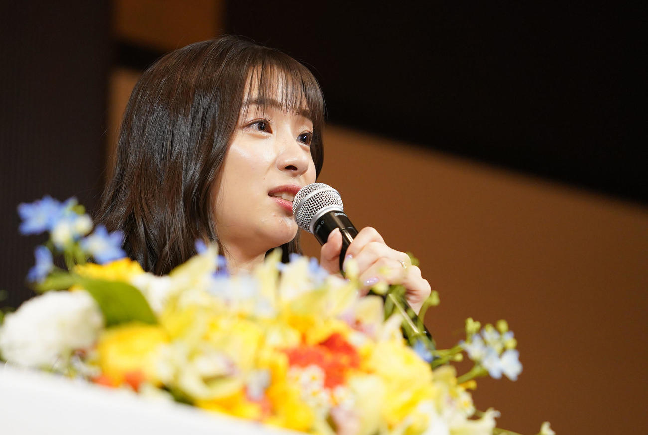 結婚報告をする足立梨花（撮影・横山健太）