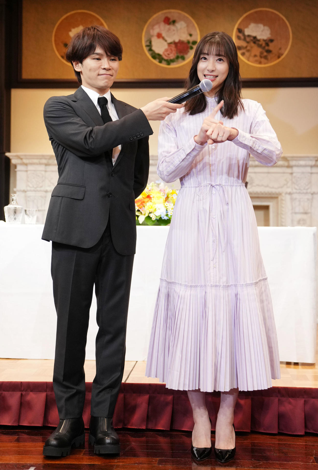 手話を使って結婚を発表する足立梨花（右）とTATSU（撮影・横山健太）