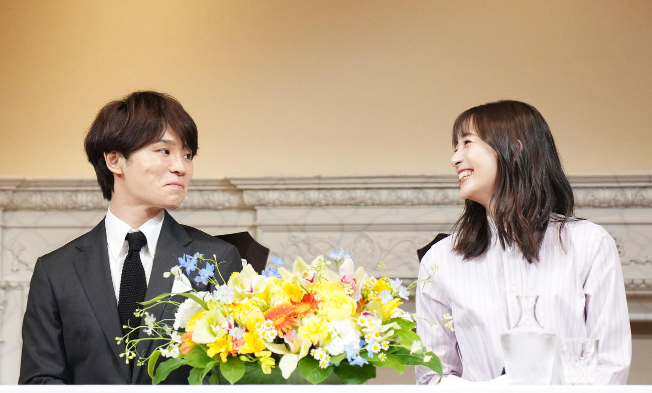 会見で見つめ合う足立梨花（右）とTATSU（撮影・横山健太）