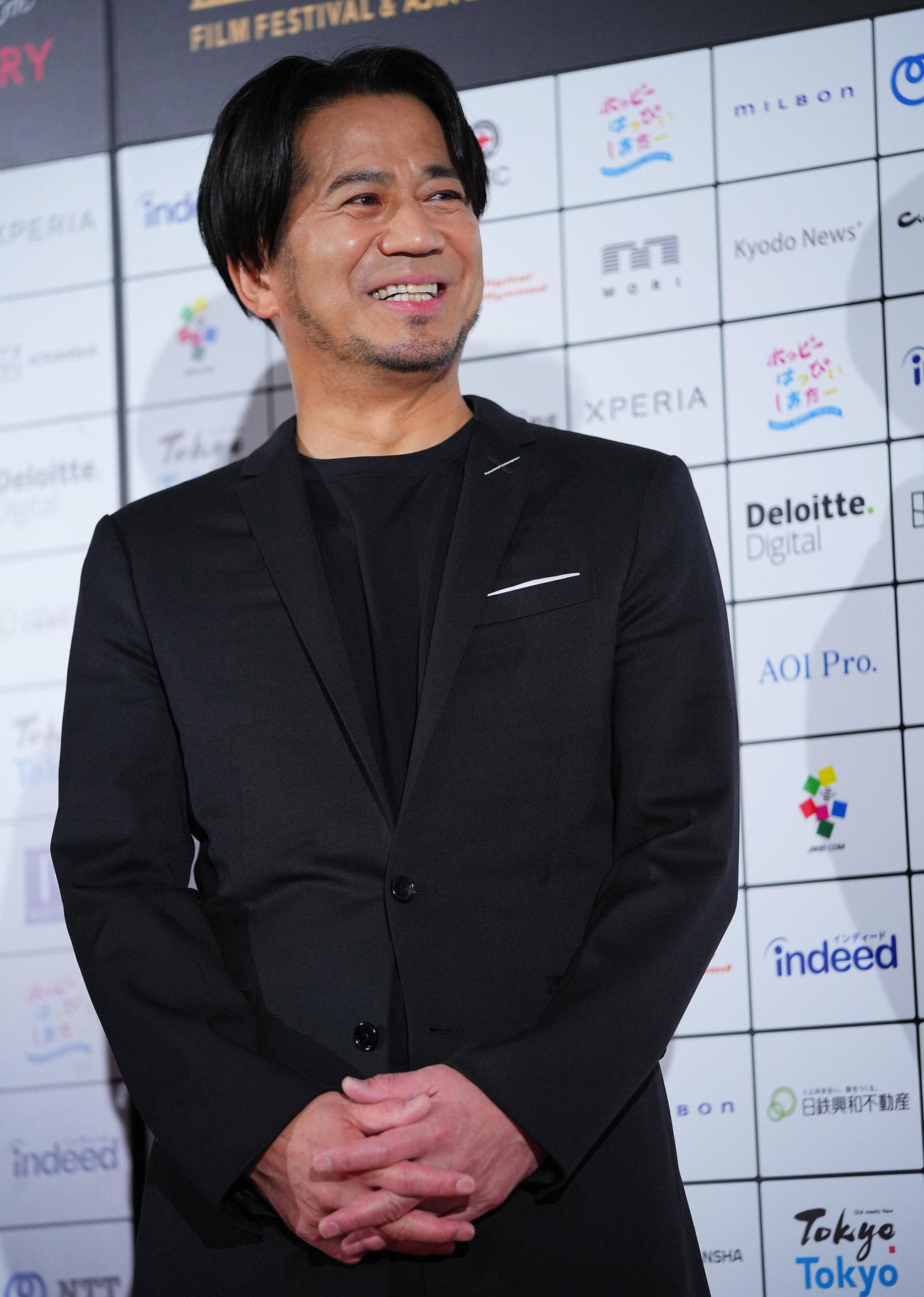 レッドカーペットで笑顔で写真に納まるHIRO（撮影・垰建太）