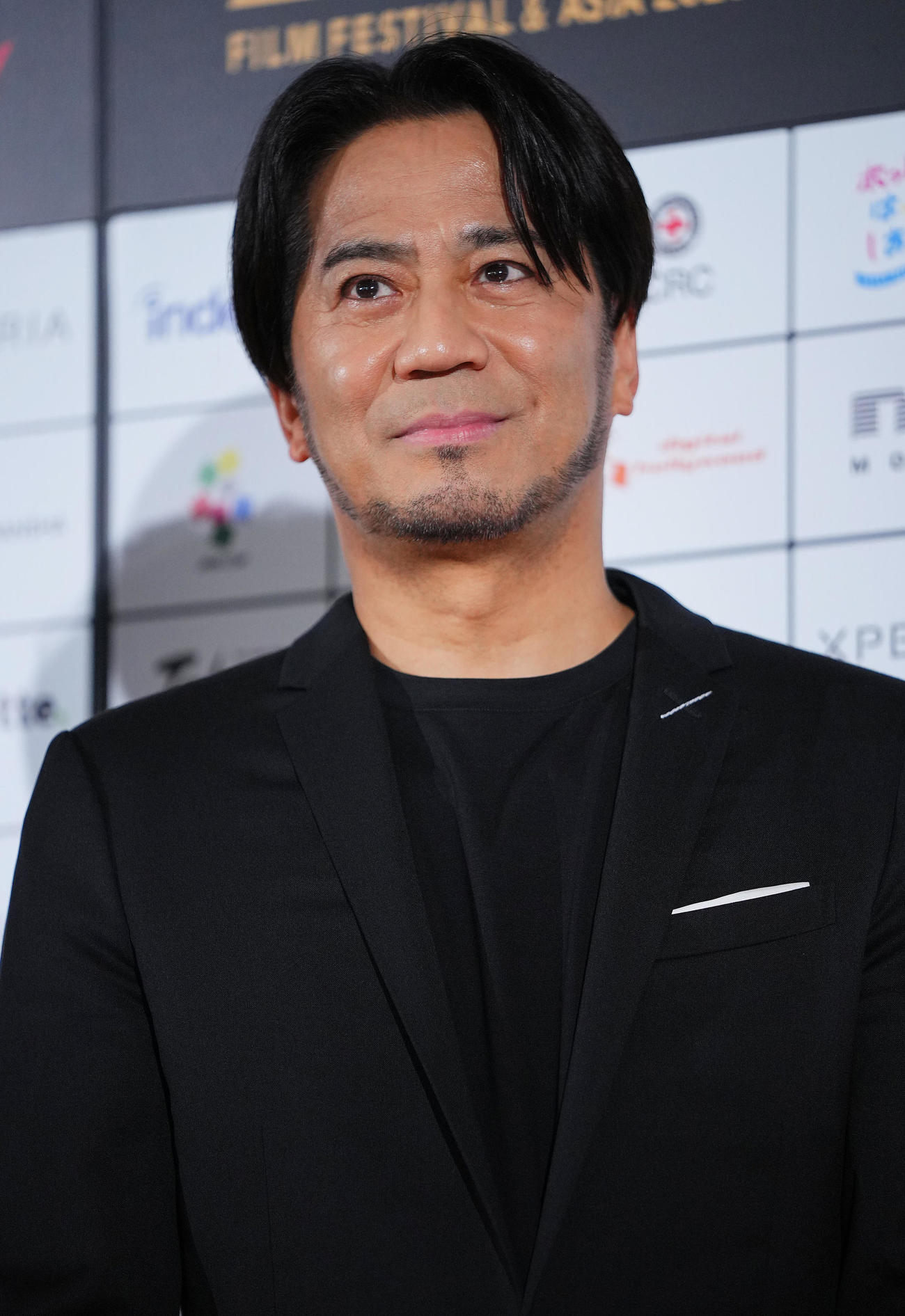 「ショートショート　フィルムフェスティバル＆アジア大会2023　アワードセレモニー」のレッドカーペットで写真に納まるHIRO（撮影・垰建太）