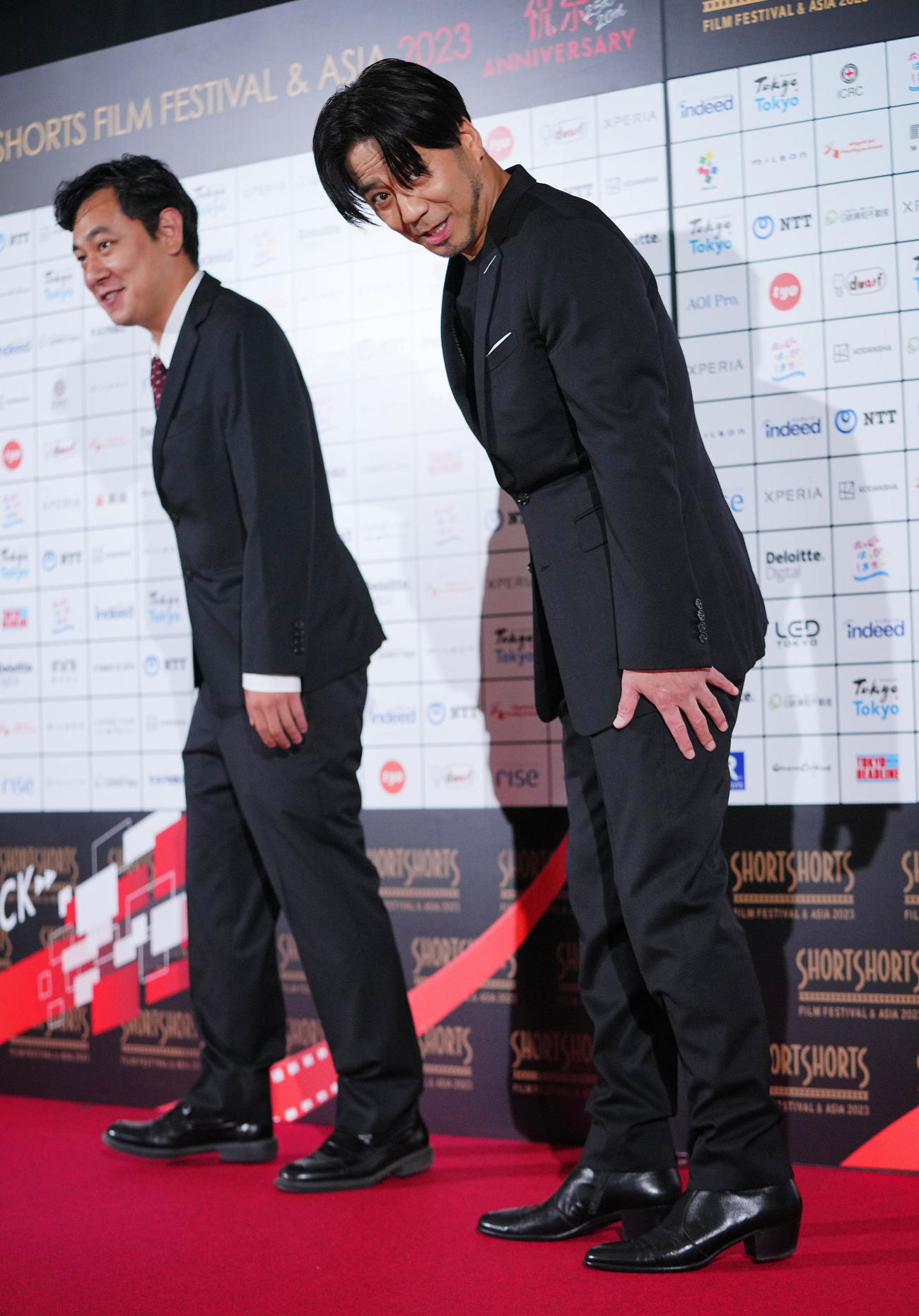 「ショートショート　フィルムフェスティバル＆アジア大会2023　アワードセレモニー」のレッドカーペットを歩くHIRO（右）（撮影・垰建太）
