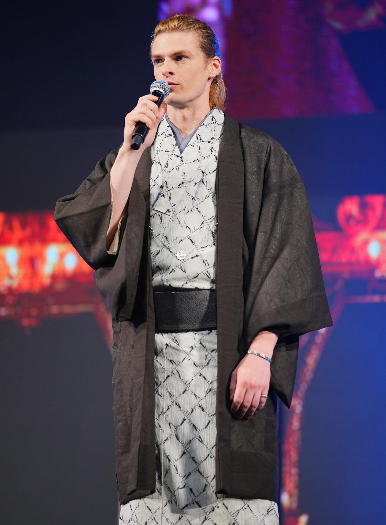 「ショートショート　フィルムフェスティバル＆アジア大会2023　アワードセレモニー」に登壇しあいさつする村雨辰政（撮影・垰建太）