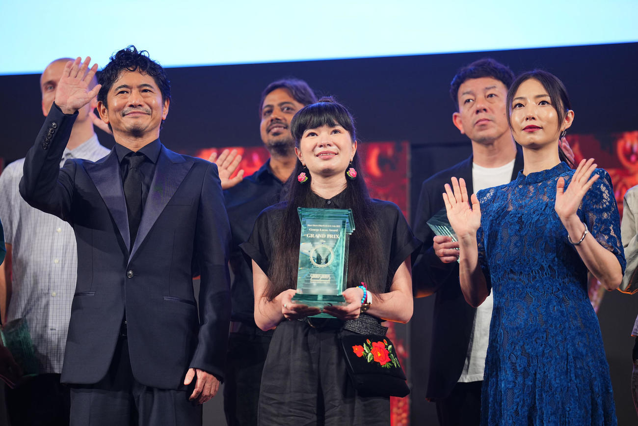 「ショートショート　フィルムフェスティバル＆アジア大会2023　アワードセレモニー」でグランプリ「ジョージ・ルーカス　アワード」を受賞した吉田和泉監督（中央）はMEGUMI（右）、萩原聖人（左）らと写真に納まる（撮影・垰建太）