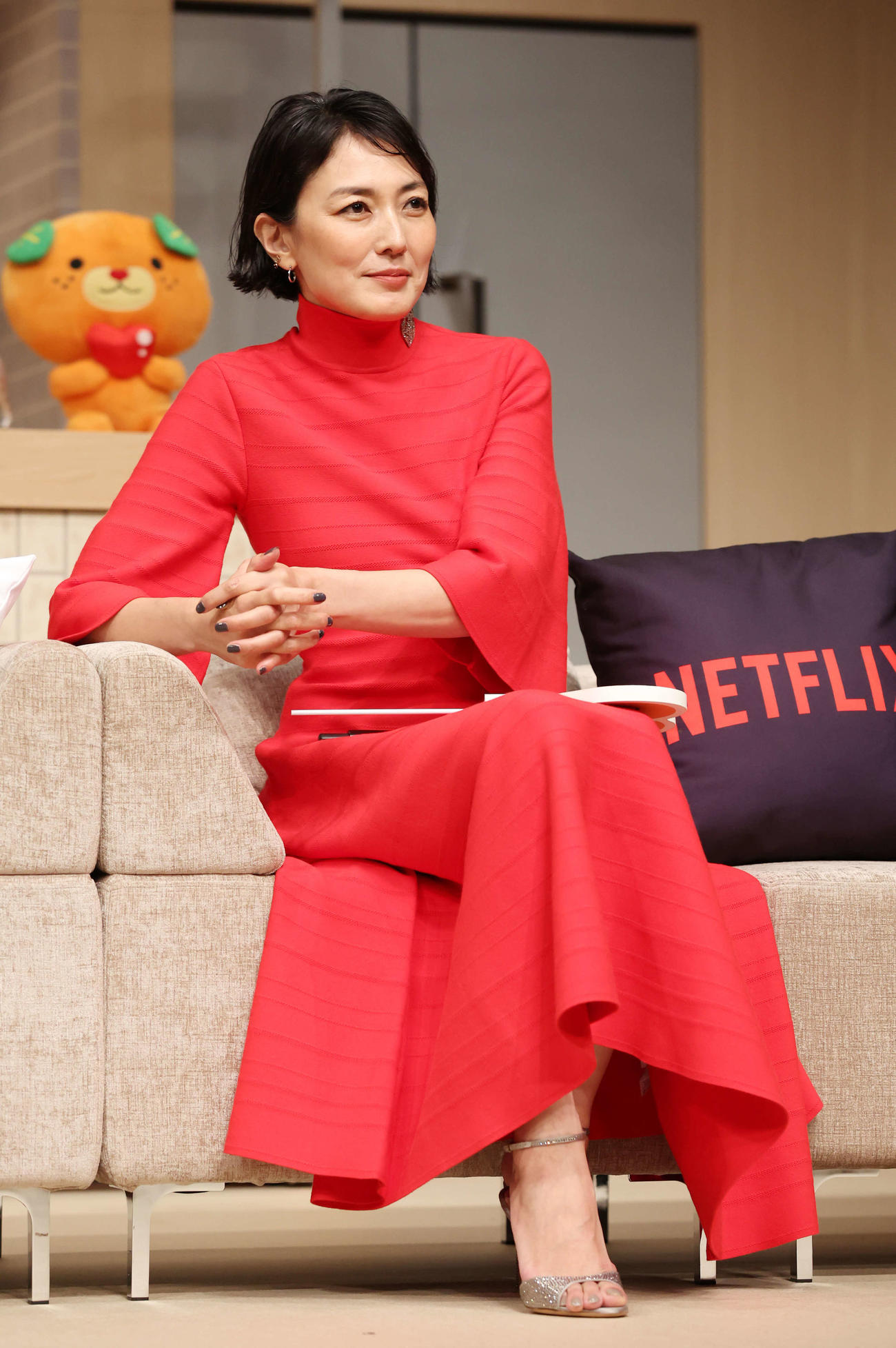 Netflixシリーズ「離婚しようよ」配信記念イベントでソファに座る板谷由夏（撮影・宮地輝）