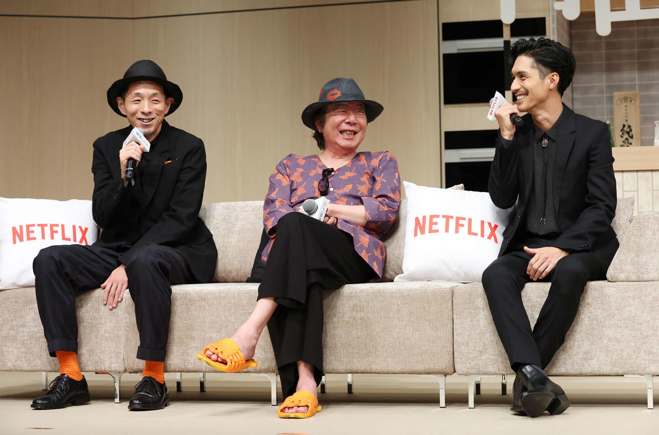 Netflixシリーズ「離婚しようよ」配信記念イベントでソファに座り笑顔を見せる宮藤官九郎（左）、古田新太（中央）、錦戸亮（撮影・宮地輝）