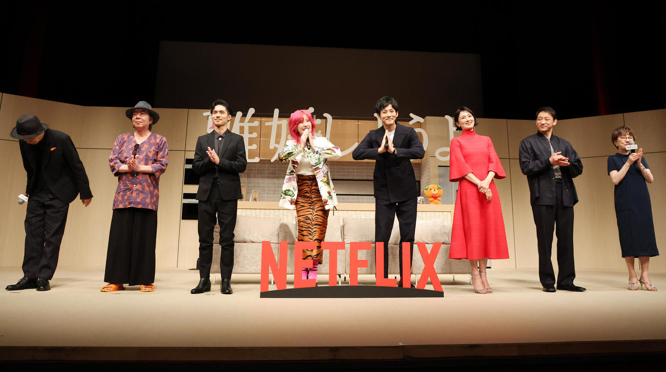 Netflixシリーズ「離婚しようよ」配信記念イベントでポーズを取る登壇者、左から宮藤官九郎、古田新太、錦戸亮、仲里依紗、松坂桃李、板谷由夏、山本耕史、大石静（撮影・宮地輝）