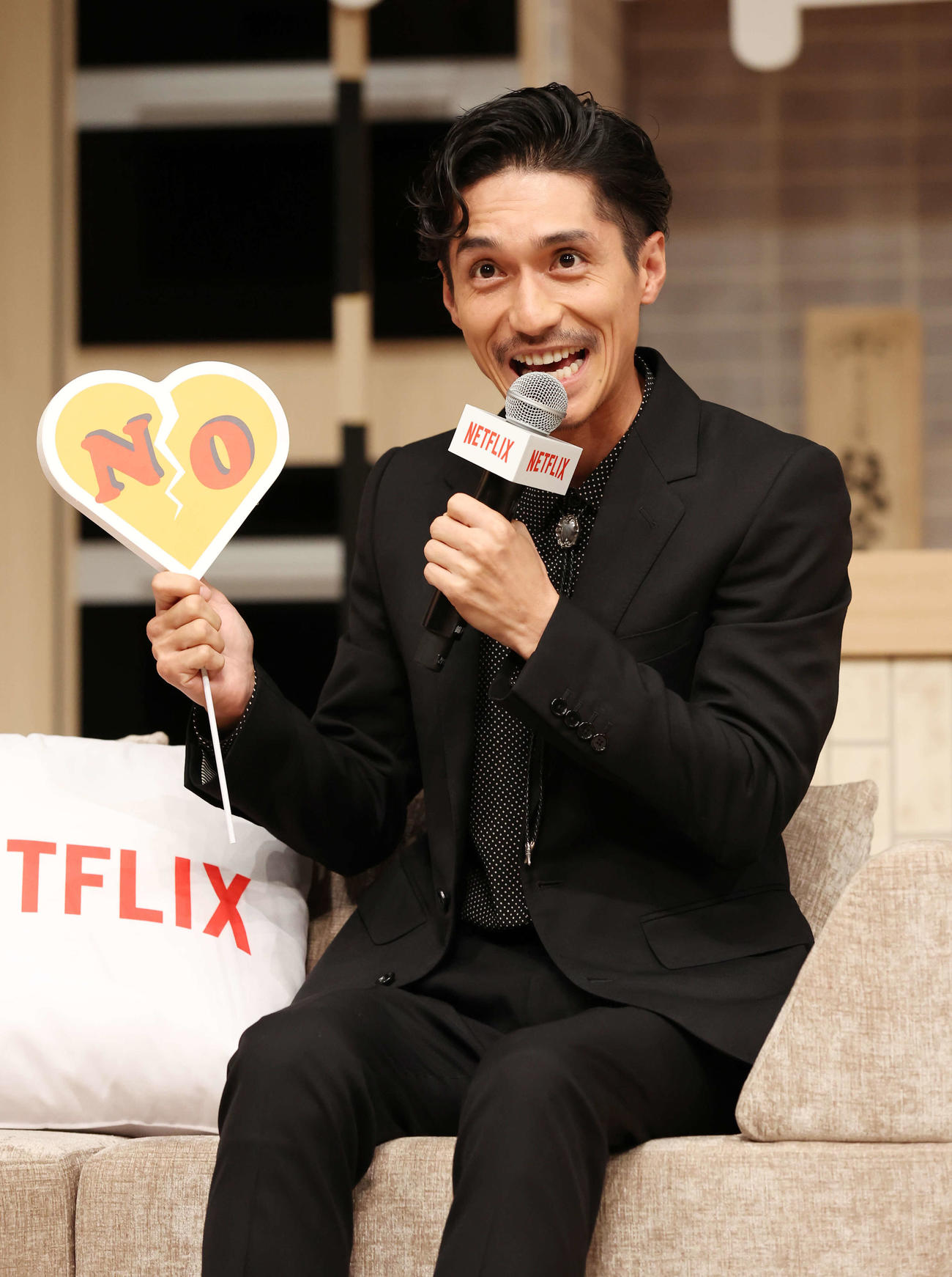 Netflixシリーズ「離婚しようよ」配信記念イベントでフリップを手に話す錦戸亮（撮影・宮地輝）