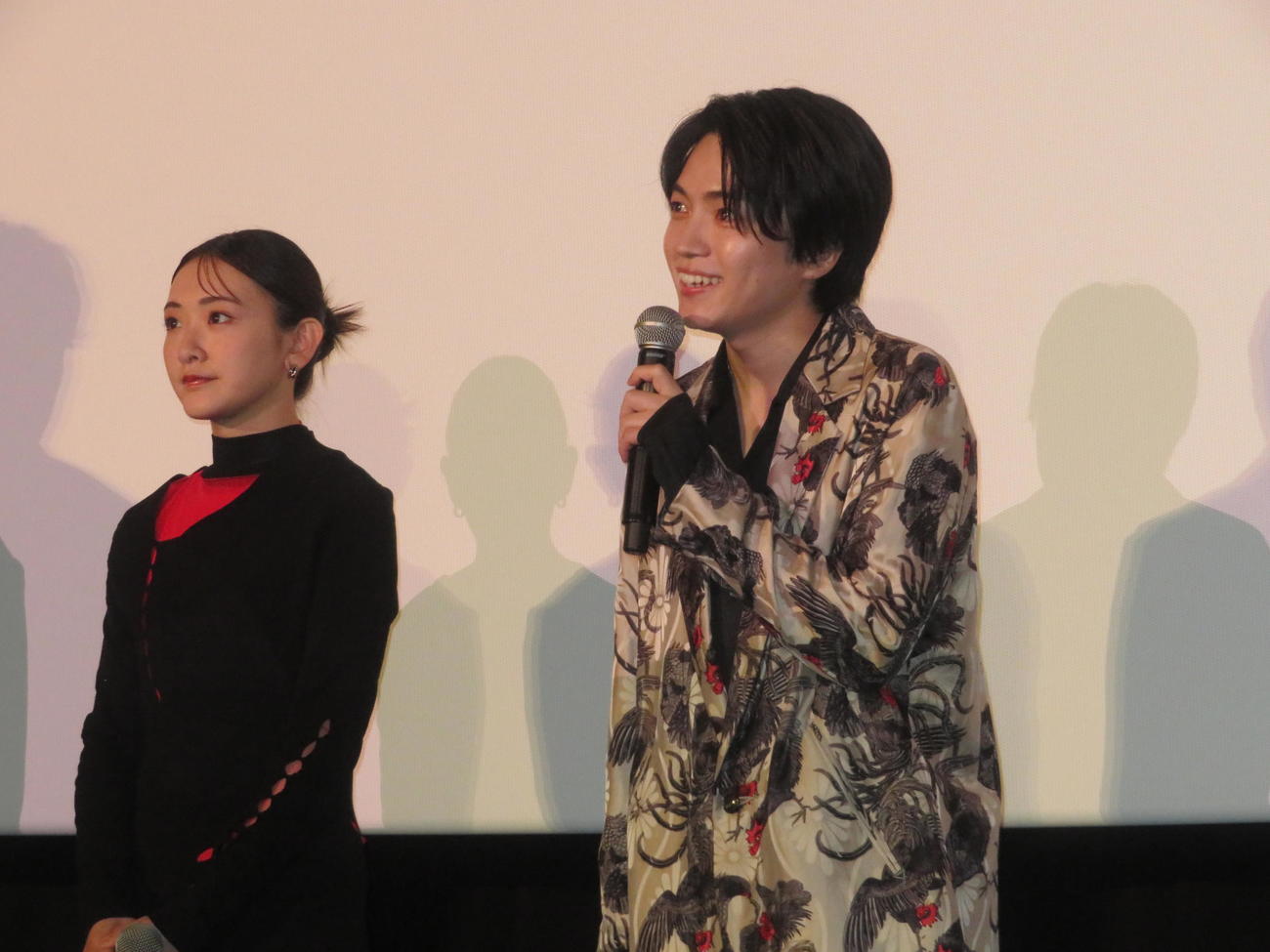 主演映画「忌怪島／きかいじま」の舞台あいさつに出席した西畑大吾。左は生駒里奈（撮影・横山慧）