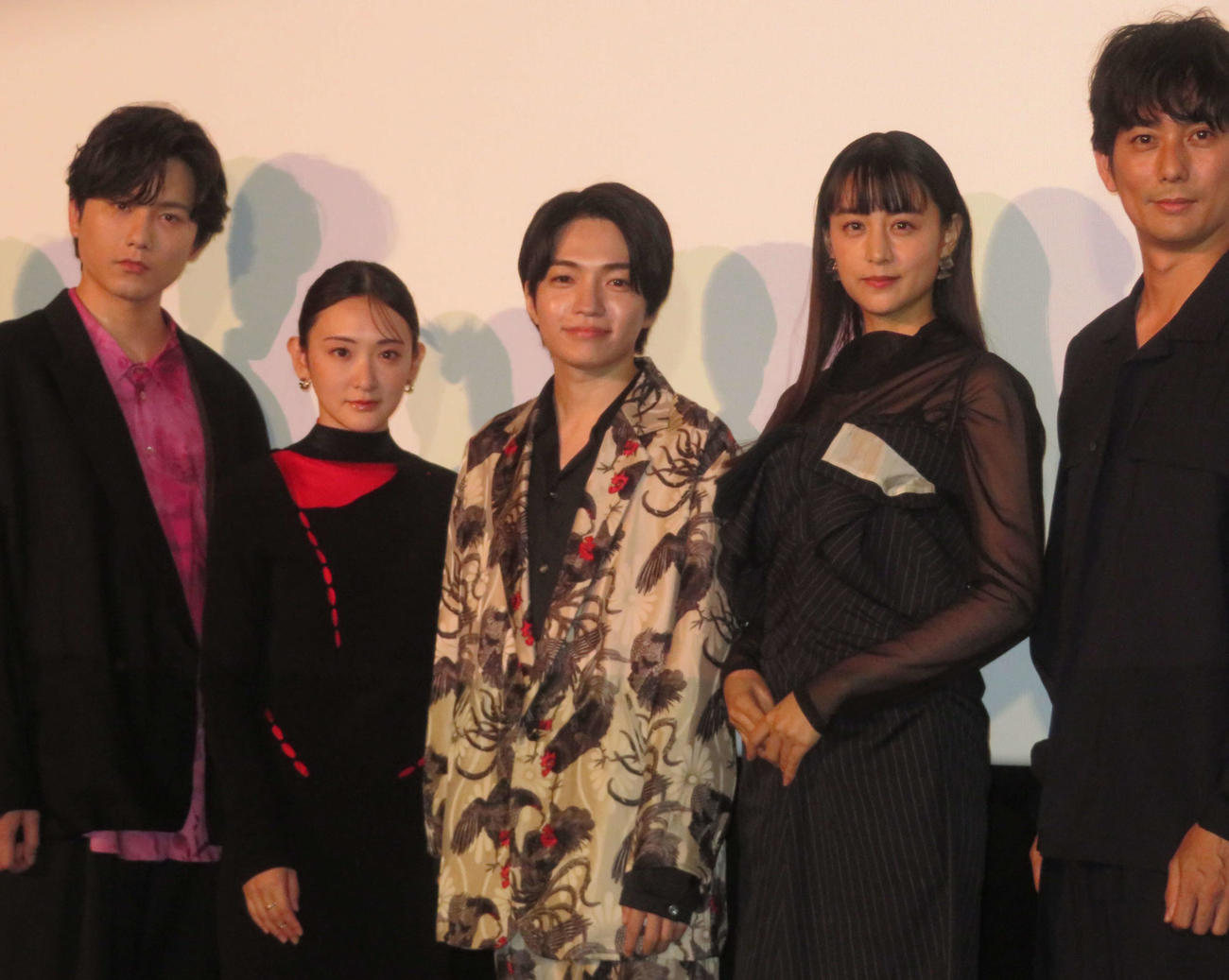 主演映画「忌怪島／きかいじま」の舞台あいさつに出席した西畑大吾（中央）。左から水石亜飛夢、生駒里奈、1人おいて山本美月、平岡祐太（撮影・横山慧）