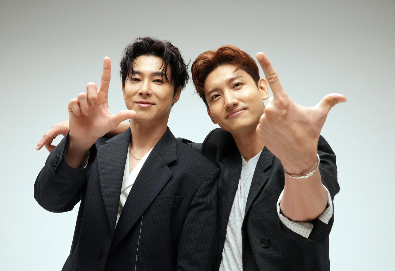 「L」「L」ポーズを決める東方神起のユンホ（左）とチャンミン