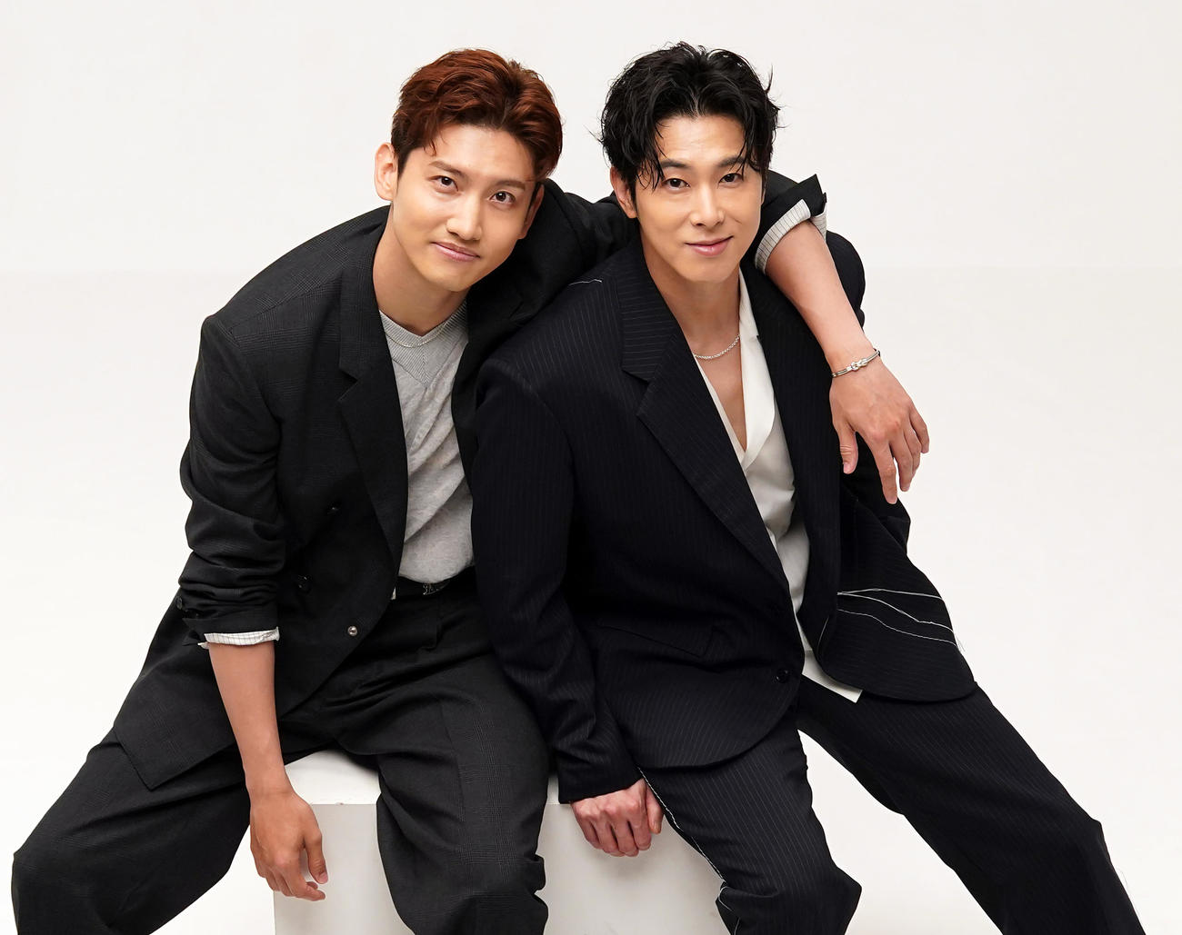 東方神起のチャンミン（左）とユンホ