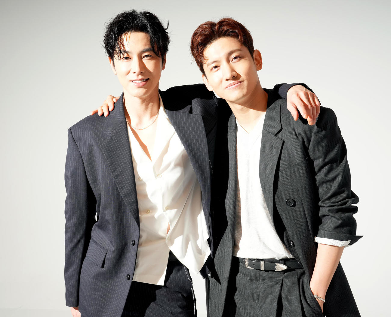 東方神起のユンホ（左）とチャンミン