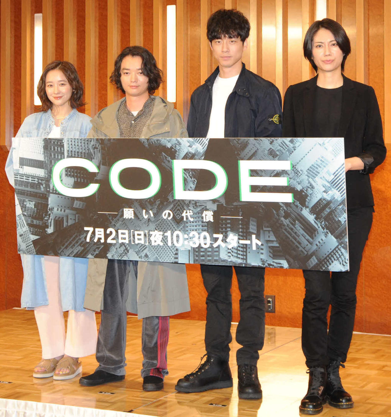 日本テレビ系ドラマ「CODE」の制作発表会見に出席した、左から堀田真由、染谷将太、坂口健太郎、松下奈緒