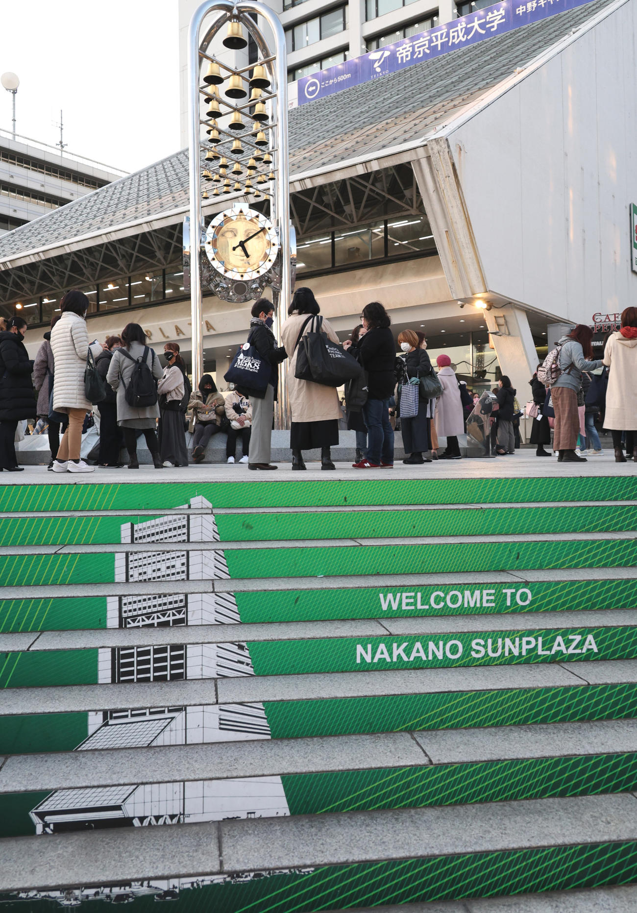 中野サンプラザの正面階段（2023年3月撮影）