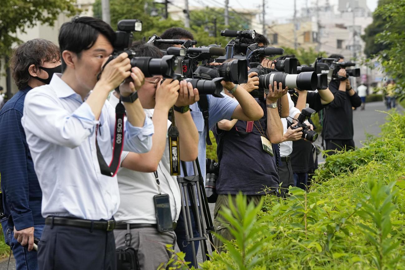 市川猿之助容疑者の入院先の病院周辺に集まった大勢の報道陣（共同）