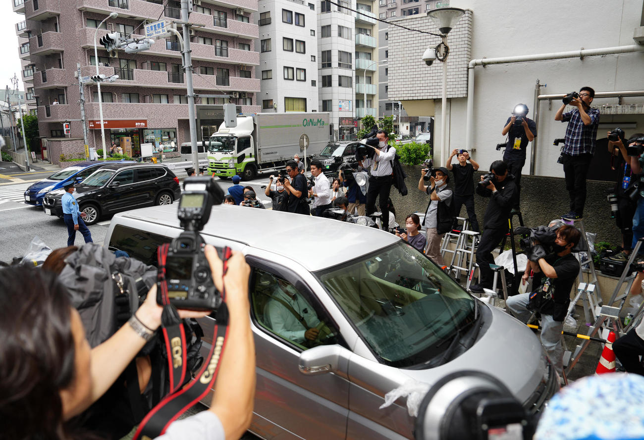 東京・目黒署に入る市川猿之助容疑者を乗せた車両＝午前10時24分（撮影・江口和貴）