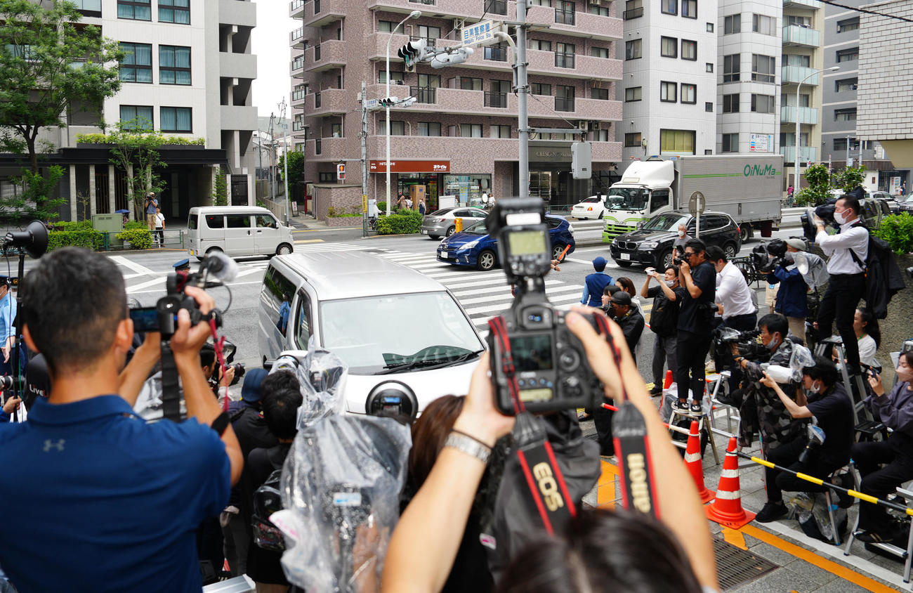 東京・目黒署に入る市川猿之助容疑者を乗せた車両＝午前10時23分（撮影・江口和貴）